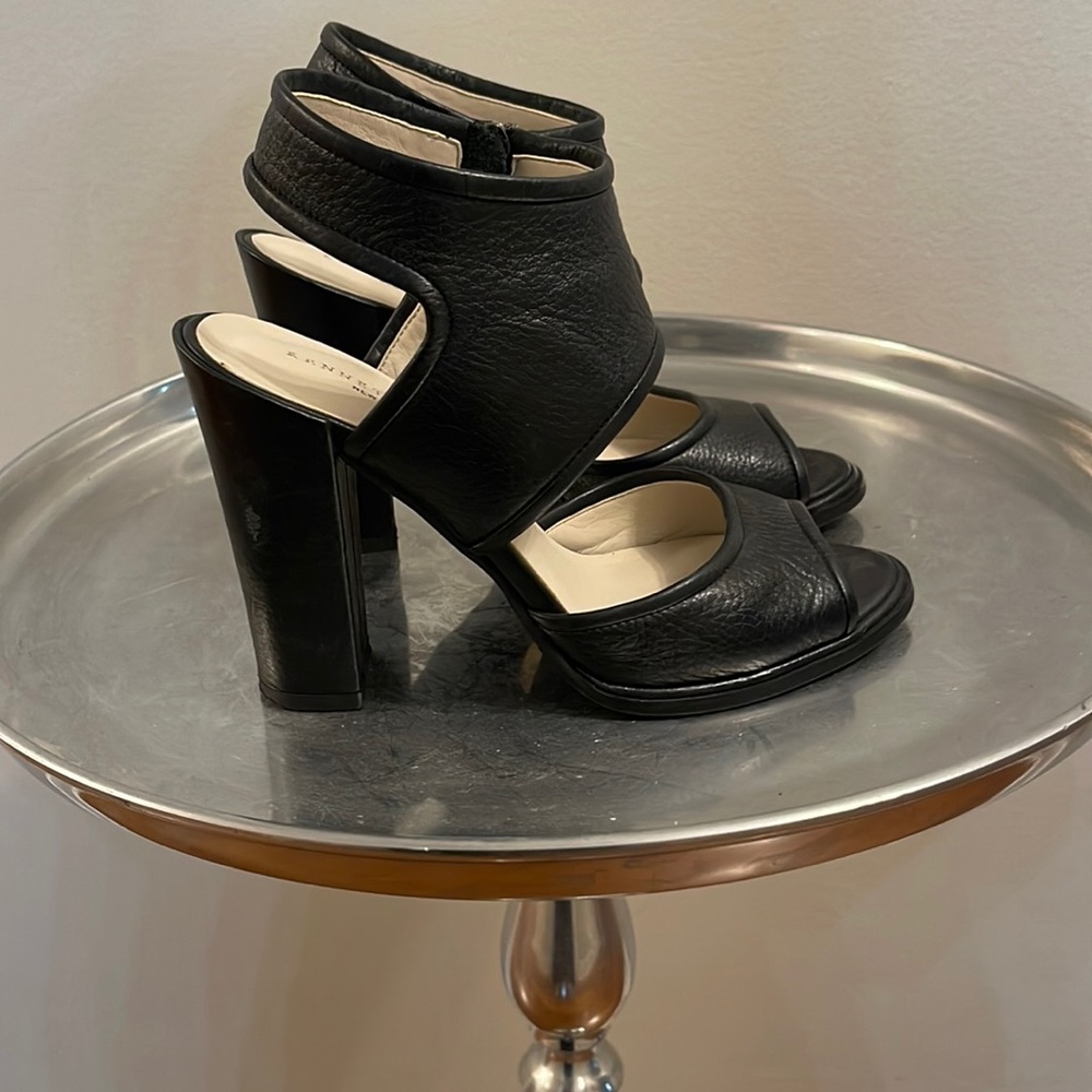 Kenneth Cole black sandals. Like new! Size 6.5